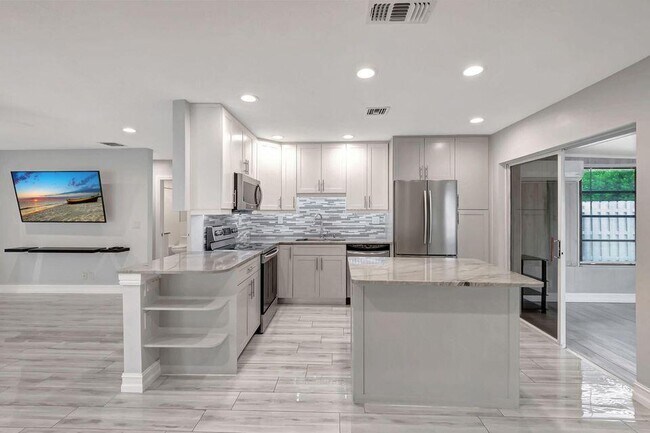 Building Photo - 5846 Mirror Lakes Blvd
