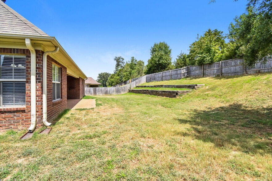 Building Photo - 1442 Lake Front Dr E
