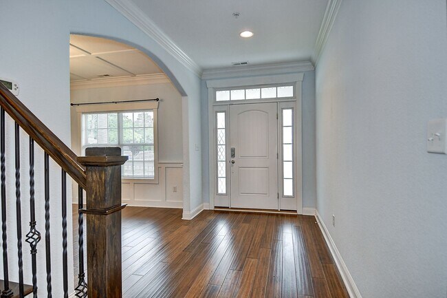 Building Photo - MOVE IN READY! GORGEOUS HOME IN CHESAPEAKE!