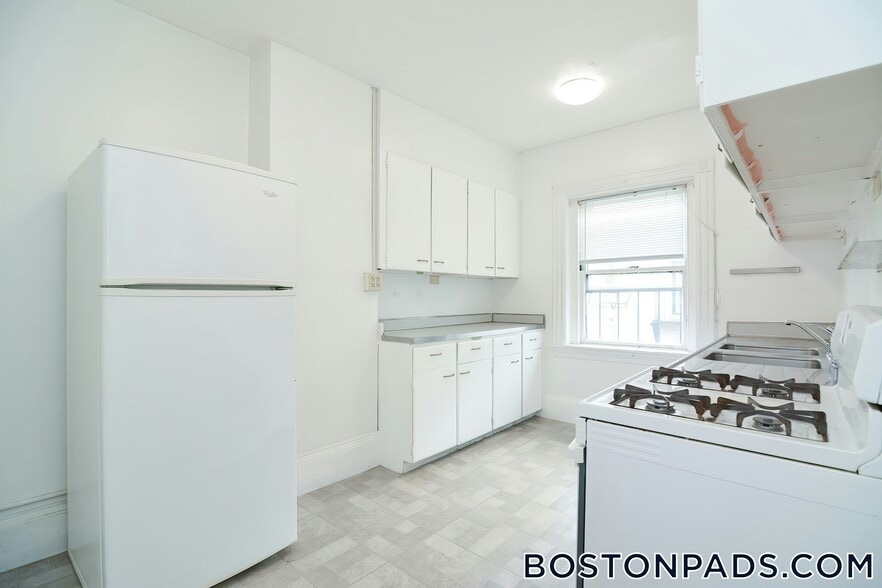 Building Photo - 923 Beacon St
