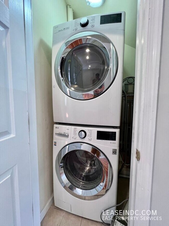 Building Photo - 1016 11th St NE