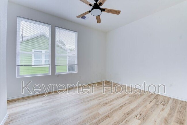 Building Photo - 8203 Woodlyn Rd