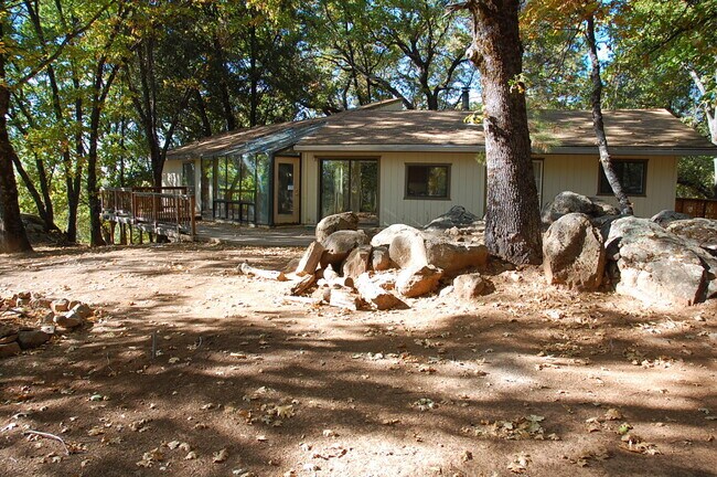 Building Photo - 703 Deer Ln