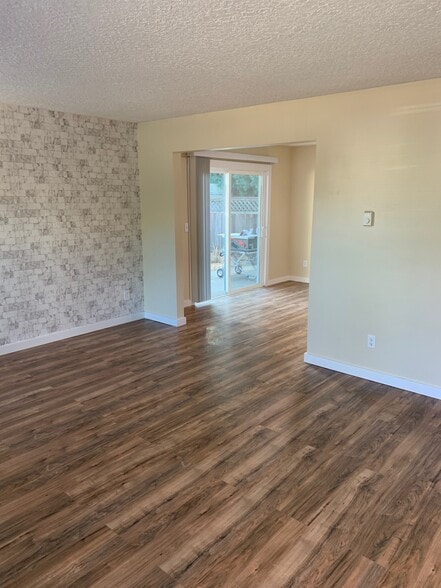 Building Photo - 4325 NE 130th Pl