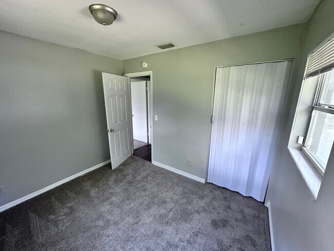 Building Photo - ** TWO WEEKS FREE** Roomy Home with Privac...