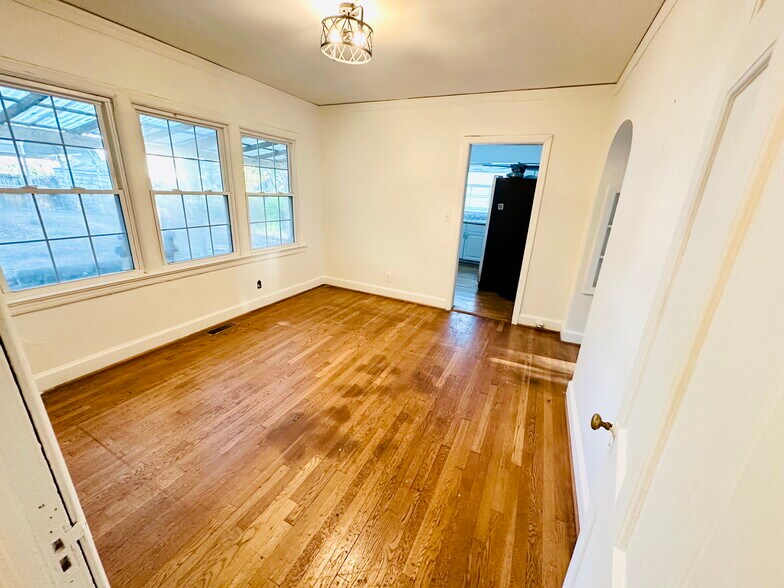Dining - 318 W Glenwood Dr