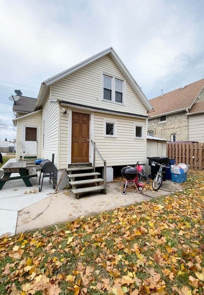 Building Photo - 823 Yout St