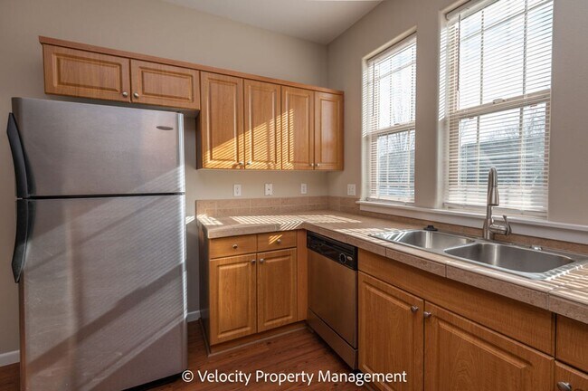 Building Photo - NW Redmond Townhome - Recently Remodeled with all new flooring and paint!