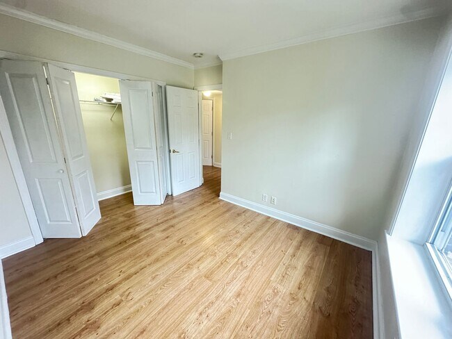Building Photo - 3Br/2Bth in Oak Sq. Great for a roommates. 3 parking included,  laundry IN UNIT!