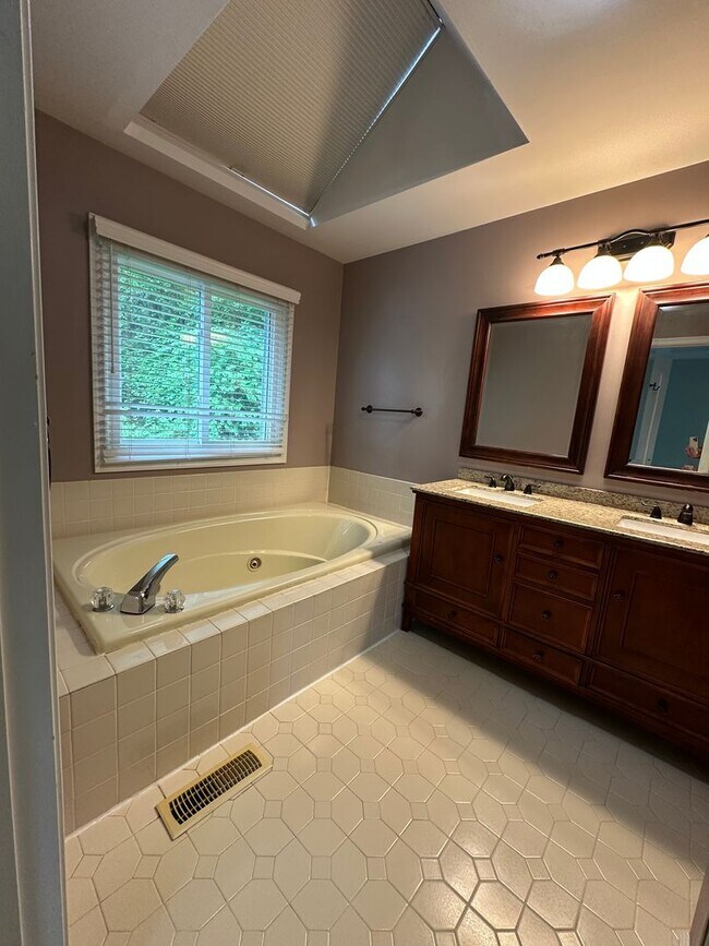 Building Photo - Beautiful 3BR/2.5BA Townhome