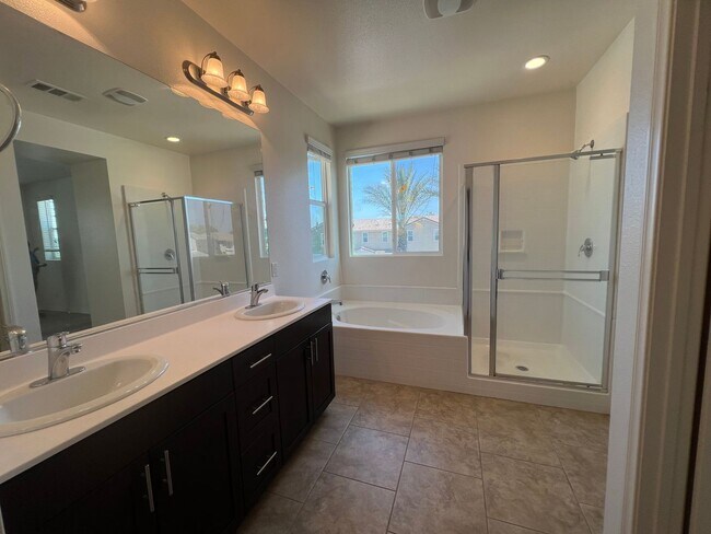 Building Photo - 3 bed, 2 1/2 bath home in Los Agaves Community!