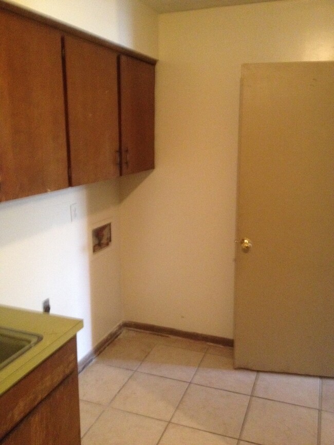 Building Photo - **AVAILABLE NOW**3 Bedroom / 2 Bathroom Ho...