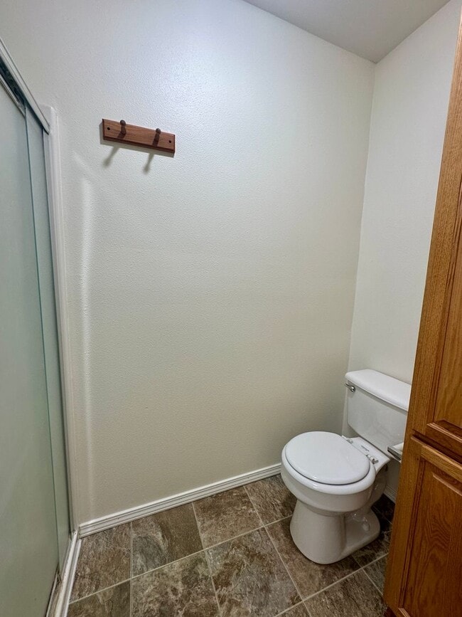 Building Photo - Large Three Bedroom Duplex in Keizer