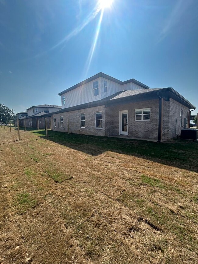 Building Photo - 621-623 Cosmos St