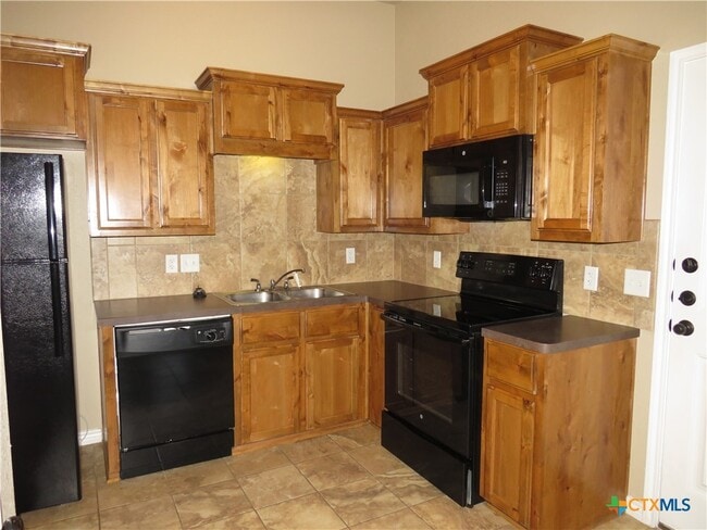 Building Photo - 405 Sladecek Dr