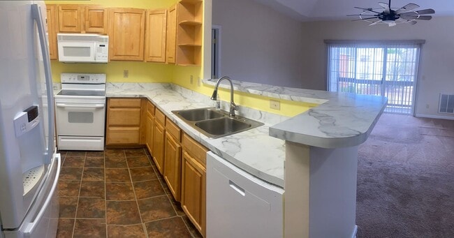 Building Photo - 190-206 (11) (NO TRANSFERS!)