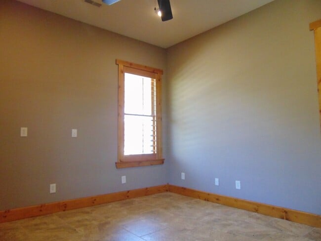 Building Photo - Majestic 3 Bed Mid MO Ranch!