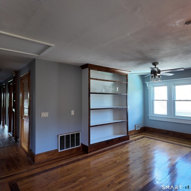 Building Photo - 553 Townsend Ave