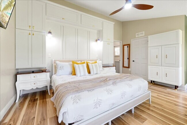 Building Photo - "ALL UTILITIES INCLUDED & Fully Furnished! Stunning 4-Bed, 3-Bath Townhome – Only $1,800/Month fo...
