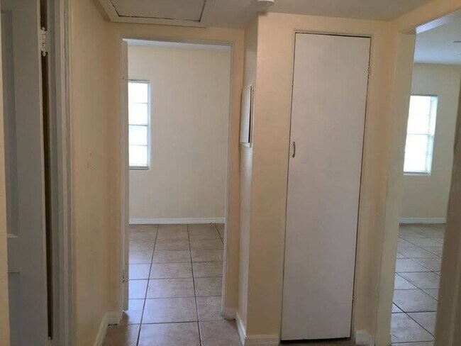 Building Photo - 2 bedroom 1 bath