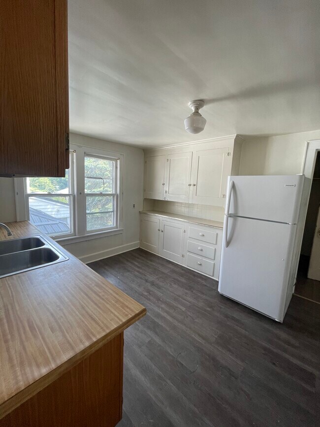 Building Photo - 109 Schubert St