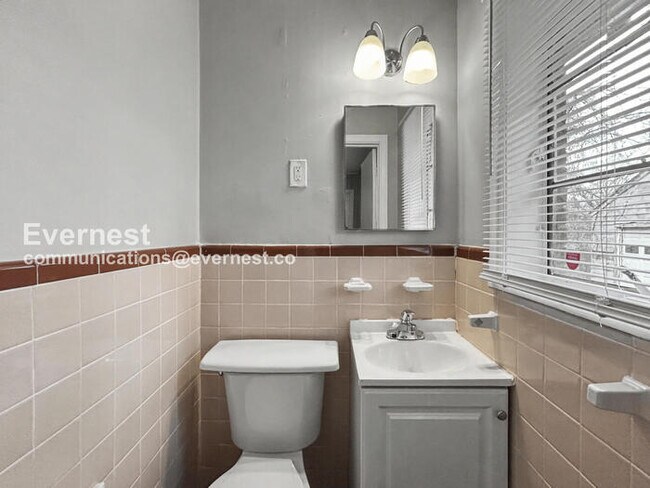 Building Photo - 1758 Woodburn Dr