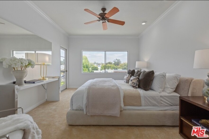 Building Photo - 612 S Barrington Ave