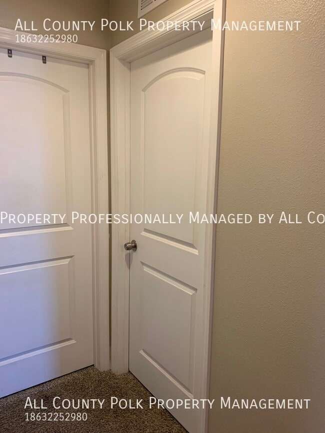 Building Photo - Lakeland Oasis! 3 Bedroom Duplex in Villag...