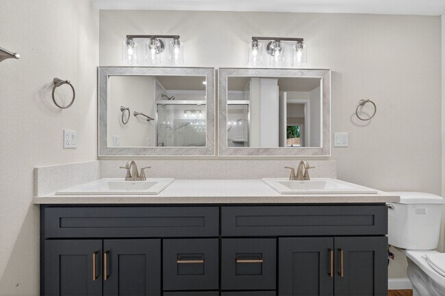 Building Photo - Updated 4BD Lake Oswego Home - Prime Location