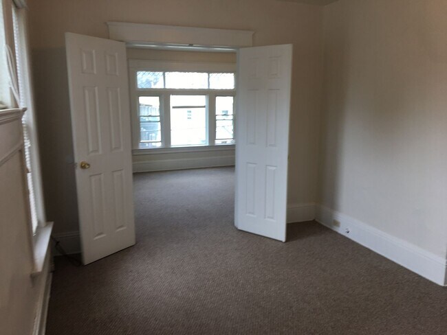 Building Photo - Clean 2BR up with offstreet parking and yard