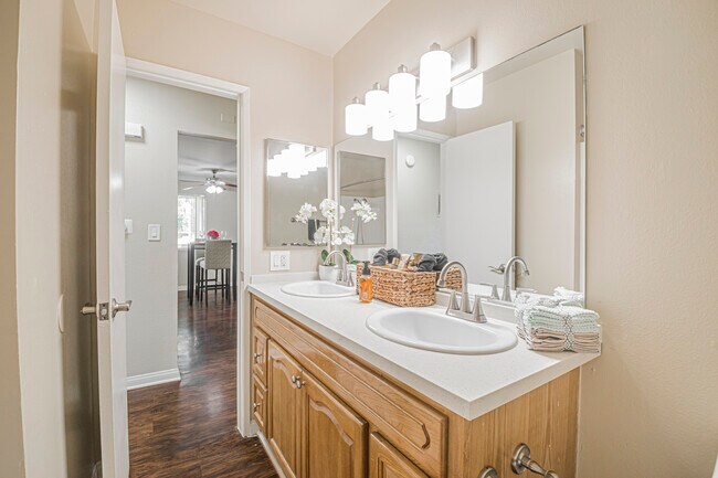 Building Photo - 861 Glencliff St