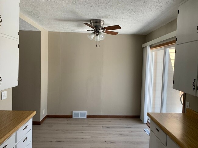 Building Photo - PRICE REDUCED! 4 Bedroom, 1.5 Bathroom House Available, Centrally Located! ¡Casa de 4 dormitorios...