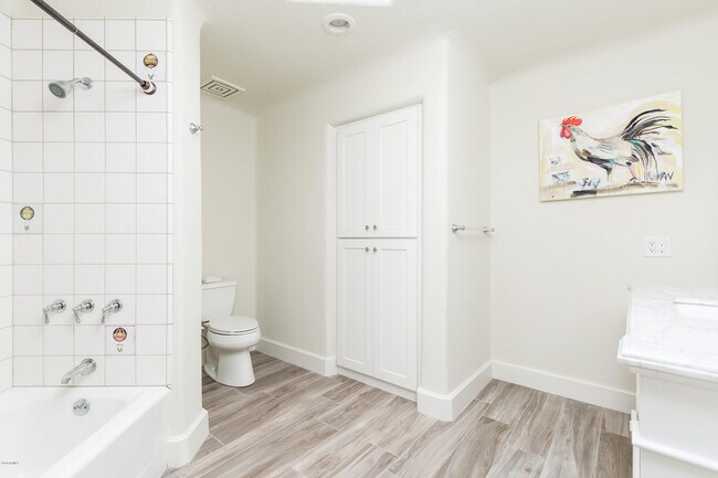 Building Photo - 7421 N Las Brisas Ln
