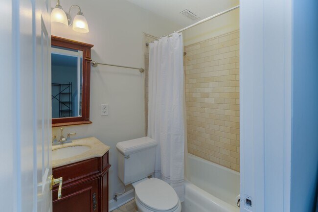 Building Photo - 3 Bedroom, 1.5 Bathroom Home Downtown - Charleston