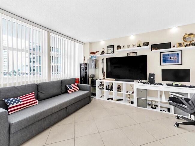 Building Photo - 2030 S Ocean Dr