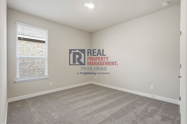 Building Photo - Spacious 4 Bedroom Home with Functional Layout