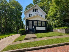 Building Photo - 712 Roselle Ave
