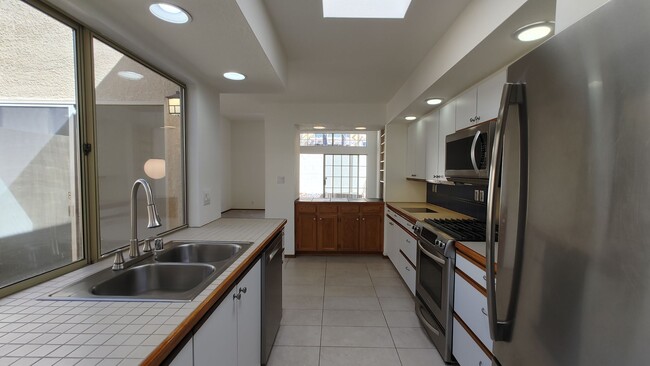 Building Photo - Nice 3 Bedroom 2 Bathroom Home Located In ...