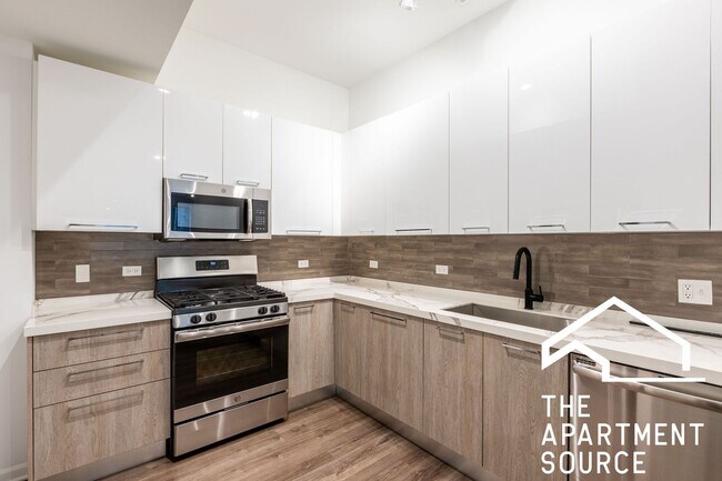 Building Photo - Spacious South Loop 2Bed/2Bath feat. Updated Kitchen & Large Patio!