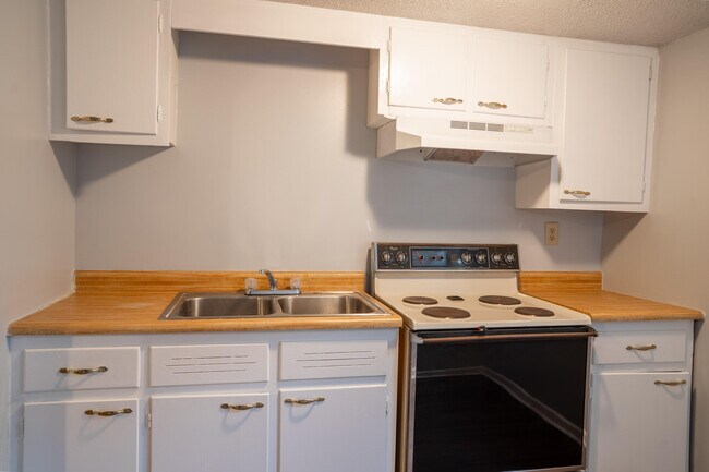 Building Photo - 400 Midland Dr