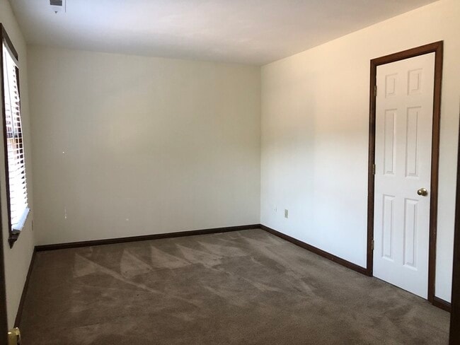 Building Photo - SPACIOUS TOWNHOME IN CENTRAL LOCATION