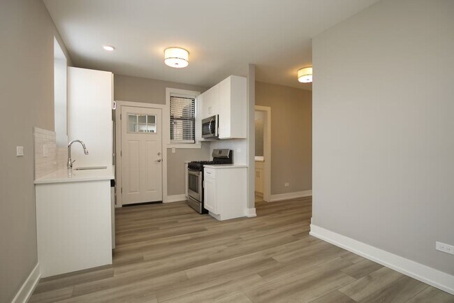 Building Photo - 3948.5 N Janssen Ave