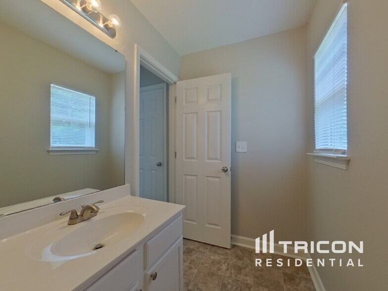 Building Photo - 1427 Matthew Allen Cir