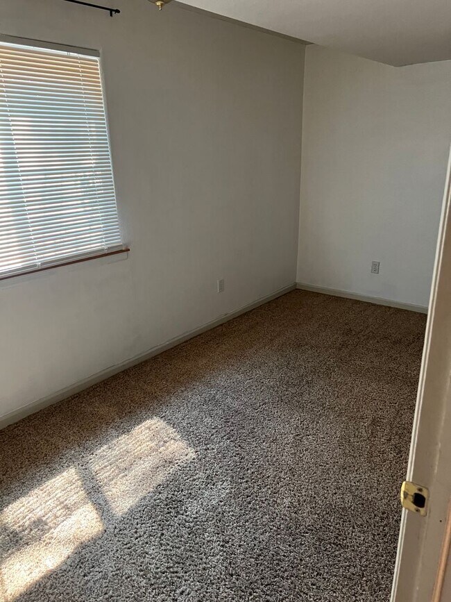 Building Photo - AVAILABLE NOW - BEAUTIFUL 6 bedroom home F...