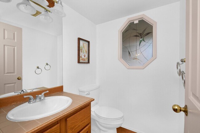 Building Photo - Open 3 Bedroom in Nice Neighborhood Close to Everything