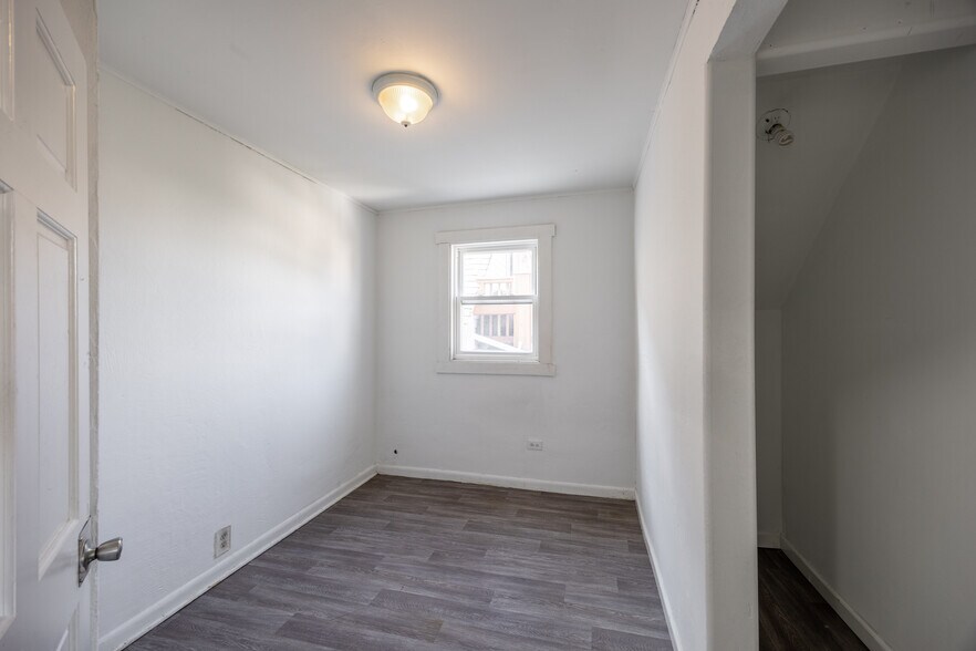 Building Photo - 2140 N Karlov Ave