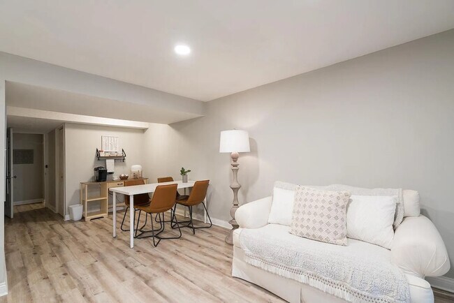 Building Photo - 2000 Quiet Stream Dr