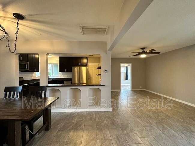 Building Photo - 1802 E Hubbell St