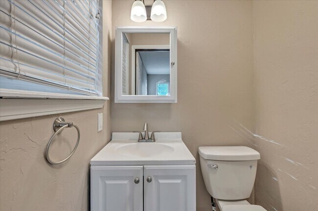 Building Photo - 1611 Briarcliff Ct