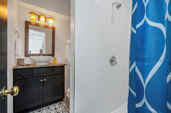 Building Photo - Fully Furnished Home in Putnam Heights + All Appliances